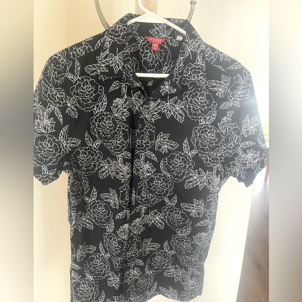 Guess men’s button down shirt Size M